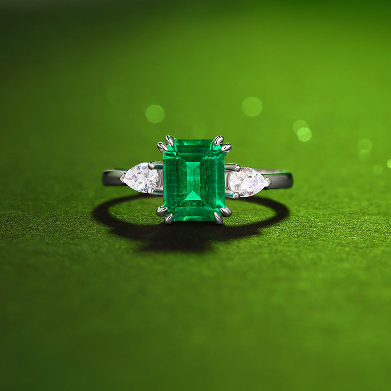 Sparkling Emerald Ring